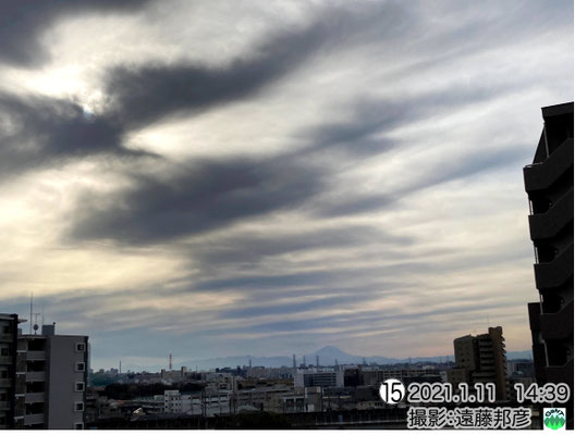 段々の雲．戸田付近は雲が多いが，富士山は見える．