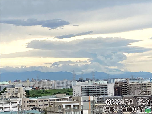 午前7時半頃、この関東山地の西方でダウンバースト？の風害。積雲と積乱雲の金床状パターンの片鱗をうかがわせる。