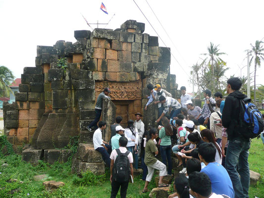 Visite des sites archéologiques dans la province de Battambang, 2012