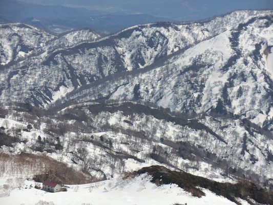 清川行人小屋を望む　　(左下)