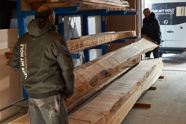 Unser Holzlager mit Massivholz und Holzwerkstoffen