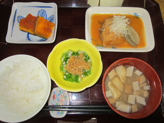 2024.04.14（日）　米飯、鯖の味噌煮、南瓜煮、オクラのなめたけ和え、油揚げと板麩の味噌汁