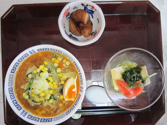 2026.05.04㊊　味噌ラーメン、豆腐サラダ、大学芋