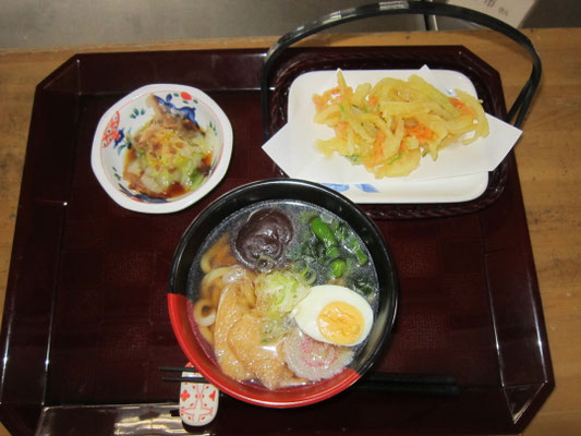 2026.04.20㊊　きつねうどん、野菜のかき揚げ、白菜のポン酢かけ