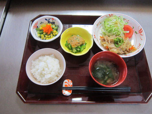 2026.04.25㊏　米飯、豚肉の生姜焼き、エンドウのバター炒め、オクラのおかか和え、ふのりと小松菜の味噌汁