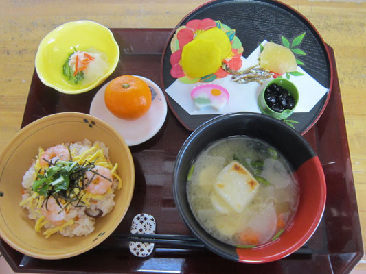2025.01.02㊍【お正月】五目ちらし、お雑煮味噌仕立て、おせち盛合わせ、酢の物、みかん