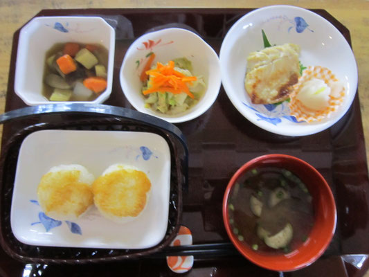 2026.02.17㊋　味噌焼きおにぎり、鯖の塩麴焼き、キャベツのおかか和え、煮こもり、茄子と絹さやお味噌汁