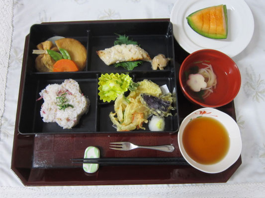 2026.04.15㊌【お花見弁当】花しらすご飯、さつま揚げの炊き合わせ、魚の塩糀漬け焼き、キャベツの浅漬け、天ぷら盛合わせ、花麩と三つ葉の澄し汁、メロン