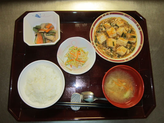 2026.05.10㊐米飯、麻婆豆腐、レンコンの炒り煮、もやしときゅうりのナムル、みそ汁