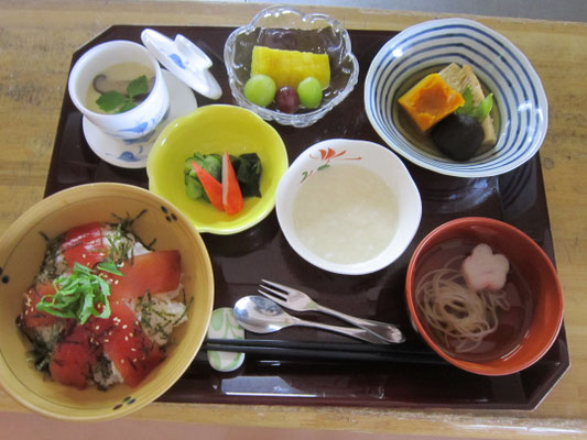 2026.03.27㊎【お誕生会】　マグロの漬け丼、とろろ芋、わかめの酢の物、焼き豆腐と筍の煮物、茶碗蒸し、果物
