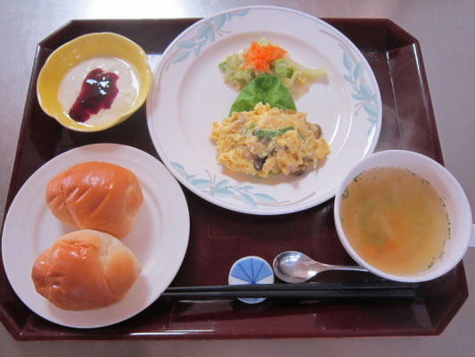 2024.12.17（火）朝食：ロールパン、野菜入りの炒り卵、キャベツのツナ和え、ヨーグルト、コンソメスープ