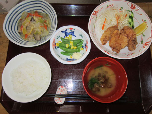 2026.04.30㊍　米飯、若鶏の唐揚げ、白菜の中華煮込み、スナップエンドウマヨネーズかけ、なめこと三つ葉の味噌汁