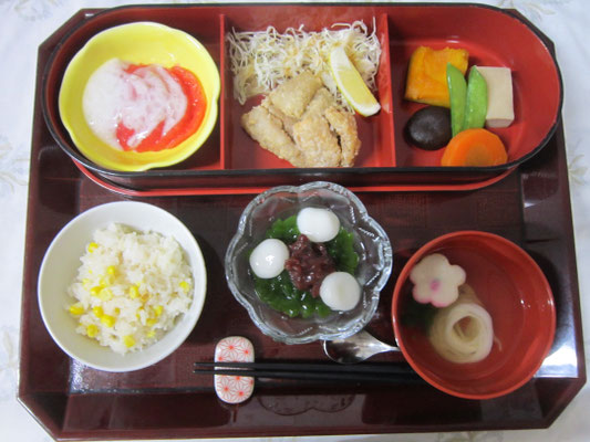 2025.07.18㊎　とうもろこしご飯、鯖の竜田揚げ、トマトサラダ、炊き合わせ、抹茶ゼリーの白玉添え、澄し汁