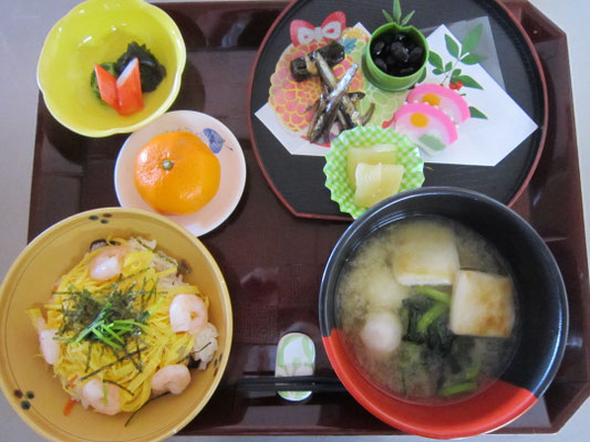 2026.01.02㊎【お正月】五目ちらし、お雑煮味噌仕立て、おせち盛合わせ、酢の物、みかん