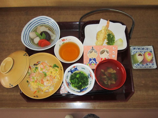 2026.03.03㊋【ひな祭り】ちらし寿司、天ぷら、炊き合わせ、菜の花の辛子酢和え、あさりとしその澄し汁、生菓子