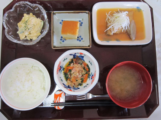 2026.04.29㊌　米飯、鯖の味噌煮、マカロニサラダ、ほうれん草のおかか和え、しめじと万能ねぎの味噌汁、おからケーキ