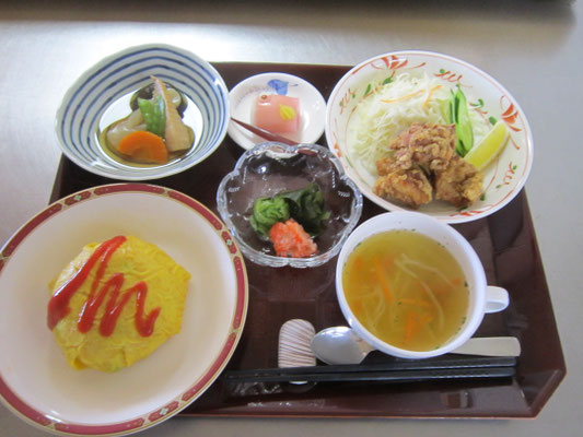 2026.05.05㊋【こどもの日】チキンオムライス、鶏のから揚げ、焼き筍、わかめの酢の物、コンソメスープ、生菓子