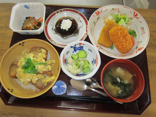 2024.04.04（木）【フェアーメニュー】仙台麩の卵とじ丼、かつおカツのフライ盛合わせ、まりね、ほうれん草の胡麻和え、コーヒーゼリー、わかめと豆腐の味噌汁