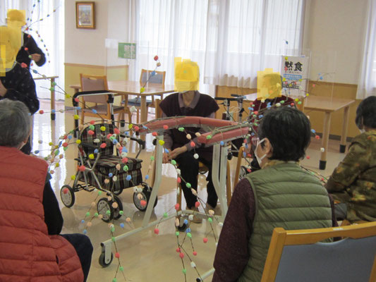2026.01.15【小正月】　みんなで繭玉飾りを作成