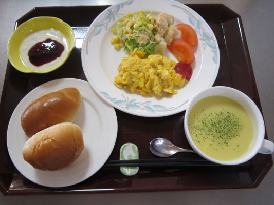 2025.12.27㊏　ロールパン、スクランブルエッグ、野菜サラダ、スープ、ヨーグルト
