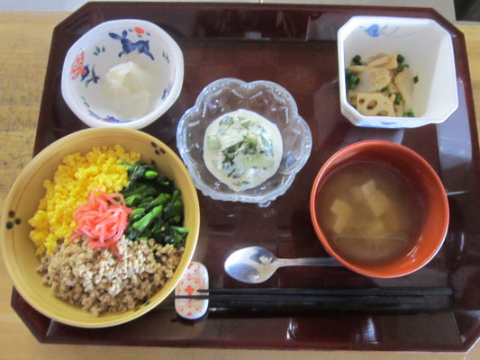 2026.03.05㊍　三色丼、レンコン炒め、胡瓜とわかめのシーチキンのマヨ和え、カブの浅漬け、豆腐と長ネギのみそ汁