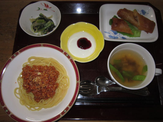 2026.01.08㊍　スパゲティミートソース、春巻き、小松菜フレーク和え、スープ、ヨーグルト
