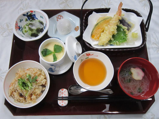 2026.03.17㊋【春彼岸】炊き込みご飯、天ぷらおり合わせ、酢の物、茶碗蒸し、花麩と春雨の澄し汁、手作り彼岸団子
