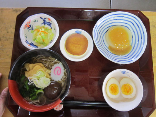 2026.03.28㊏　きつねそば、煮卵、ふろふき大根ネギ味噌のせ、キャベツの浅漬け、どら焼き