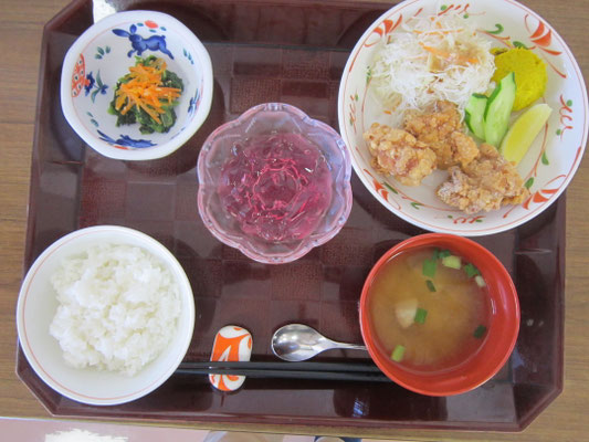 2025.09.23㊋米飯、鶏の唐揚げ南瓜サラダ添え、ほうれん草の和え物、里芋と万能ねぎの味噌汁、ブドウゼリー