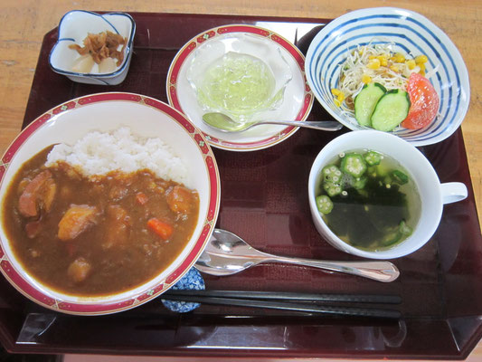 2024.04.25(木）　ポークカレー、野菜サラダ、福神漬け、コンソメスープ、青りんごゼリー