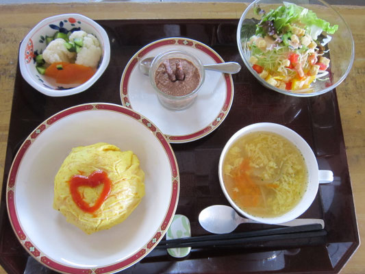 2026.02.14㊏【バレンタインデー】チキンオムライス、生野菜サラダ、ピクルス、コーンと卵のスープ、お豆腐のチョコレートムース