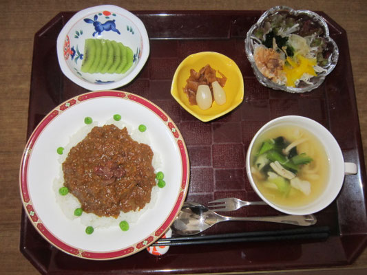 2025.09.19㊎　ドライカレー、大根の和風サラダ、はんぺんスープ、キウイ