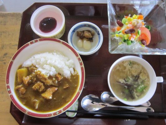 2026.02.10㊌　ポークカレー、らっきょう・福神漬、カムカムサラダ、きくらげの中華スープ、ババロア