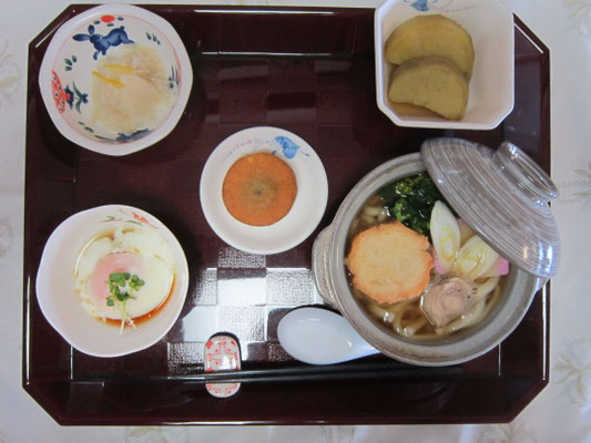 2026.02.18㊌　鍋焼きうどん、温泉卵、サツマイモ煮、大根の柚子香和え、今川焼