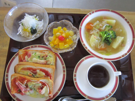 2026.05.14㊍　ピザトースト、野菜のコンソメ煮､海藻サラダ、紅茶、フルーツカクテル