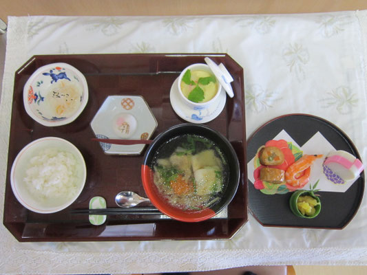 2026.01.01㊍【元日】米飯、お雑煮、おせち、紅白なます、茶わん蒸し、生菓子