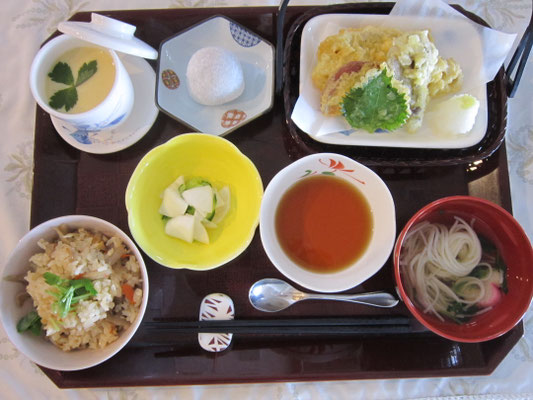 2025.09.22㊊【お彼岸】炊き込みご飯、天ぷら、茶碗蒸し、カブときゅうりの酢の物、そうめん汁、手作り彼岸団子