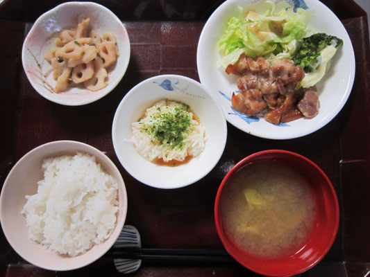 2026.02.25㊍夕　米飯、鶏肉の照り焼き、レンコンと竹輪の胡麻炒め、千切り長芋醤油がけ、白菜と長ネギの味噌汁
