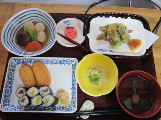2026.02.03㊋【節分】助六寿司、炊き合わせ、鰯と竹輪の磯辺揚げ、浅漬け、手毬麩と三つ葉の澄し汁、生菓子
