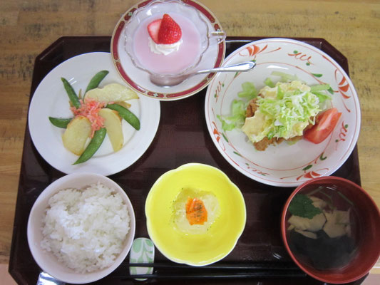 2026.04.03㊎【春野菜メニュー】チキン南蛮ふわふわキャベツのせ、スナップエンドウとジャガイモの野菜ソテー、新玉葱のマリネ、若竹汁、いちごのババロア