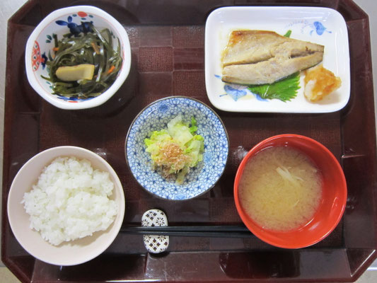 2026.02.20㊎朝　米飯、鯖の塩焼き、すき昆布煮、白菜のお浸し、にらとえのきのお味噌汁