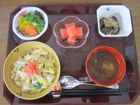 2025.09.14㊐　親子丼、ブロッコリーのサラダ、揚げ茄子の生姜醤油かけ、じゃがいもとふのりの味噌汁、スイカ