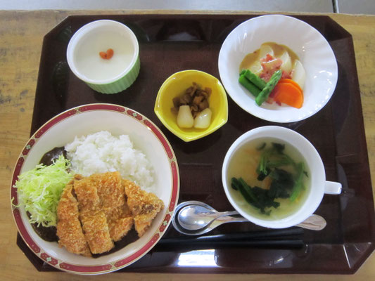 2026.04.10㊎【フェアーメニュー】ゴーゴーカツカレー、ラッキョウ＆福神漬け、野菜サラダ、コンソメスープ、杏仁豆腐