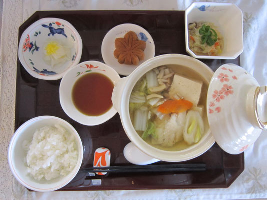2025.12.05㊎　米飯、鱈ちり鍋、ビーフンソテー、かぶのレモン漬け、人形焼