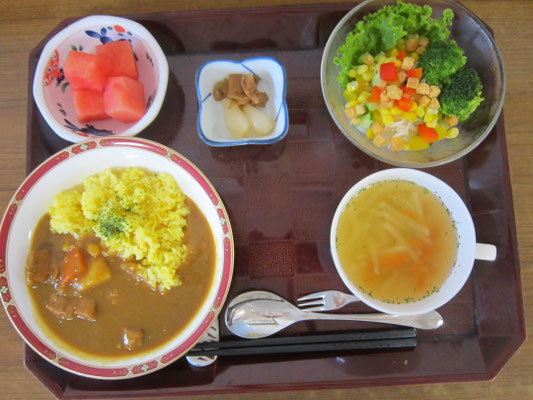 2025.09.11㊍　ポークカレー、生野菜サラダ、福神漬け・ラッキョウ、コンソメスープ、スイカ