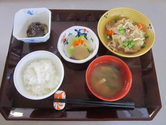 2026.05.02㊏　米飯、肉じゃが、茄子の醤油がけ、白菜の胡麻和え、高野豆腐と隠元の味噌汁
