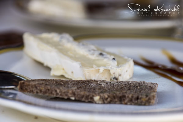 Getrüffelter Brie, frischer Tannenwipfelhonig