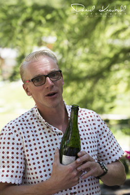 David erläutert den prinkelnden Wein