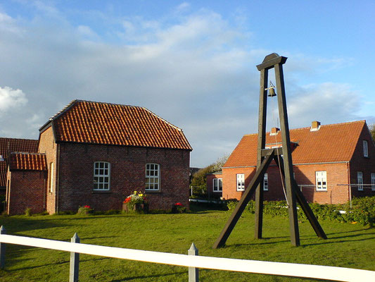 Alte Inselkirche und Inselglocke - Copyright Wikipedia (siehe Impressum)