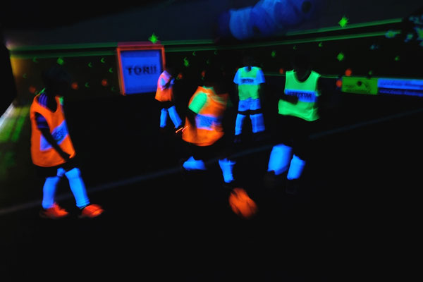 schwarzlicht-neon-fussball-kindergeburtstag-gütersloh
